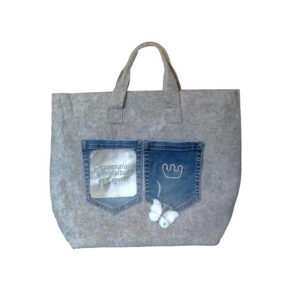 Borsa di feltro e jeans